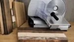 Allesschneider Upcycling-Idee: Alte Holzreste als Schneideunterlage nutzen